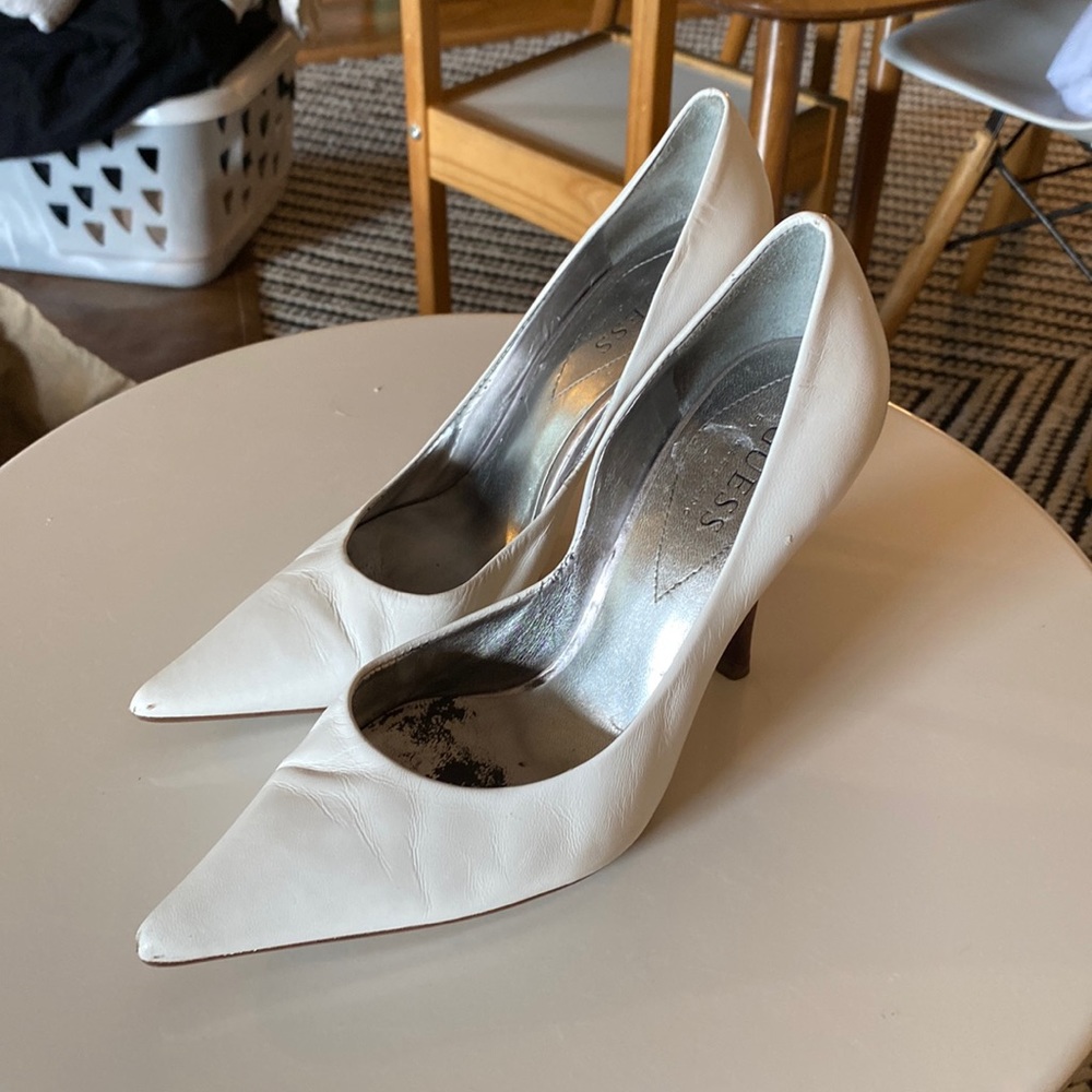 GUC white Guess pointed toe pumps